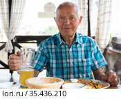 señor dines on the terrace restaurant in the afternoon. Стоковое фото, фотограф Татьяна Яцевич / Фотобанк Лори