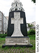 Памятный камень у храма преподобного Феодора Студита у Никитских ворот. Москва, улица Большая Никитская, дом 29 (2020 год). Стоковое фото, фотограф Илюхина Наталья / Фотобанк Лори