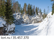 Мартовский солнечный день в горном парке Рускеала. Карелия, Россия (2021 год). Редакционное фото, фотограф Виктор Карасев / Фотобанк Лори