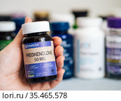 Jar with Pregnenolone by MRM capsules in female hand (2021 год). Редакционное фото, фотограф Ольга Сергеева / Фотобанк Лори