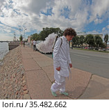 "Грустный ангел". Человек-в костюме амура бредет по набережной. Санкт-Петербург. 20 августа 2013 г. Редакционное фото, агентство "SPb vedomosti" / Фотобанк Лори