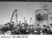 Чукотка, о. Ратманова, военные моряки, 1970, скан плёнки. Редакционное фото, фотограф Варфоломей Тетерин / Фотобанк Лори