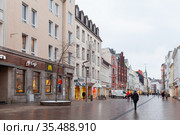 Ordinary people are on Grosse Strasse, Flensburg (2017 год). Редакционное фото, фотограф EugeneSergeev / Фотобанк Лори