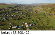 Горный Алтай осенью. Село Алтайское. Окрестности курорта Белокуриха. Вид с высоты птичьего полета. Altai mountains in autumn. Altayskoye village. Surroundings of Belokurikha resort. Aerial view. (2020 год). Стоковое видео, видеограф Евгений Романов / Фотобанк Лори