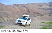 Автомобиль Nissan Terrano задним ходом движется по крутому склону в горной местности около пгт Орджоникидзе. 07 сентября 2020 г. (2021 год). Редакционное видео, видеограф Владимир Литвинов / Фотобанк Лори