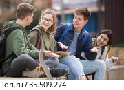 Group of positive teenagers having fun together. Стоковое фото, фотограф Яков Филимонов / Фотобанк Лори