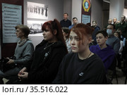 Люди на открытии фотовыставки в Балашихинской картинной галерее (2021 год). Редакционное фото, фотограф Дмитрий Неумоин / Фотобанк Лори
