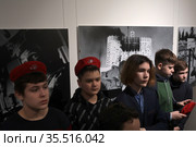 Люди на открытии фотовыставки в Балашихинской картинной галерее (2021 год). Редакционное фото, фотограф Дмитрий Неумоин / Фотобанк Лори