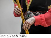 Башкирский музыкант фольклорного ансамбля держит в руках духовой музыкальный инструмент Курай (2021 год). Редакционное фото, фотограф Николай Винокуров / Фотобанк Лори