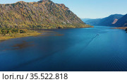 Горный Алтай осенью. Телецкое озеро на рассвете. Вид с воздуха. Altai mountains in autumn. Teletskoye lake at dawn. Aerial view. Стоковое видео, видеограф Евгений Романов / Фотобанк Лори