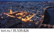 Scenic aerial view of lighted Roman bridge across Guadalquivir river and Mezquita-Catedral on background with Cordoba cityscape at twilight, Spain. Стоковое видео, видеограф Яков Филимонов / Фотобанк Лори