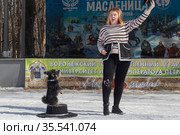 Масленичные гулянья. Дрессировщица с собакой (2021 год). Редакционное фото, фотограф Петрова Ольга / Фотобанк Лори