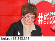 Художник-иллюстратор Евгения Двоскина в книжном магазине "Москва" (2021 год). Редакционное фото, фотограф Сергей Соболев / Фотобанк Лори