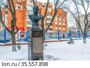 Бюст поэту и партизану войны 1812 года Д.В. Давыдову на храмовой территории. Собор Рождества Богородицы. Уфа. Республика Башкортостан (2021 год). Редакционное фото, фотограф Сергей Афанасьев / Фотобанк Лори