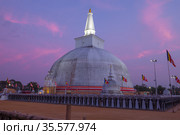 Древняя дагоба Ruwanwelisaya Stupa в лиловых сумерках. Анурадхапура, Шри-Ланка (2020 год). Стоковое фото, фотограф Виктор Карасев / Фотобанк Лори
