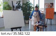 A woman paint artist putting a greek head scuplture on the stand as a reference for drawing. Стоковое видео, видеограф Константин Шишкин / Фотобанк Лори