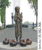 Скульптура девочки. Мемориал жертв Голодомора (1932-1933 годы). Киев, Украина (2009 год). Редакционное фото, фотограф Ирина Борсученко / Фотобанк Лори