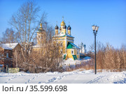 Церковь Николы Набережного и Воскресенский храм вдали в Муроме (2021 год). Стоковое фото, фотограф Baturina Yuliya / Фотобанк Лори