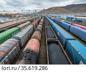 Транссибирская магистраль. Товарные поезда на станции Слюдянка. Trans-Siberian Railway. Freight trains at the Slyudyanka station. (2020 год). Редакционное фото, фотограф Евгений Романов / Фотобанк Лори