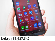 Экран смартфона с приложением WhatsApp, Zoom, Telegram, Hangouts, Playmarket, Cisco Jabber (2021 год). Редакционное фото, фотограф Victoria Demidova / Фотобанк Лори