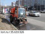 Весенняя уборка. Помывка тротуаров в Москве (2021 год). Редакционное фото, фотограф Сергей Соболев / Фотобанк Лори
