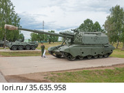 Российская самоходная 152-мм гаубица 2С19М2 "Мста-СМ" на полигоне Алабино, Международном военно-техническом форум "Армия-2019" в парке "Патриот", Московская область, вид слева. Редакционное фото, фотограф Малышев Андрей / Фотобанк Лори