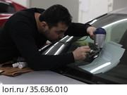 Ремонт скола лобового стекла автомобиля (2021 год). Редакционное фото, фотограф Дмитрий Неумоин / Фотобанк Лори