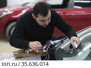Ремонт скола лобового стекла автомобиля (2021 год). Редакционное фото, фотограф Дмитрий Неумоин / Фотобанк Лори