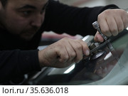 Ремонт скола лобового стекла автомобиля (2021 год). Редакционное фото, фотограф Дмитрий Неумоин / Фотобанк Лори