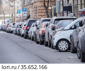 Микрокар Smart Fortwo способен парковаться поперек и занимает минимум места на платной парковке (2021 год). Редакционное фото, фотограф Сайганов Александр / Фотобанк Лори