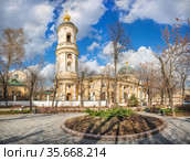 Скорбященская церковь и сквер в Москве (2021 год). Стоковое фото, фотограф Baturina Yuliya / Фотобанк Лори