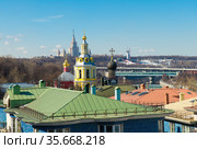 Вид на Андреевский монастырь и главное здание Московского Государственного Университета имени Ломоносова (МГУ) на Воробьевых горах. Весенний день. Москва (2021 год). Редакционное фото, фотограф E. O. / Фотобанк Лори