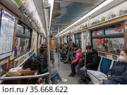 В вагоне тематического поезда "Эпохи метро" к 65-летию Петербургского метрополитена. Санкт-Петербург (2021 год). Редакционное фото, фотограф Румянцева Наталия / Фотобанк Лори