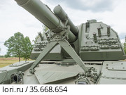 Российская самоходная 152-мм гаубица 2С19М2 "Мста-СМ" на полигоне Алабино, Международном военно-техническом форум "Армия-2019" в парке "Патриот", Московская область, фрагмент. Редакционное фото, фотограф Малышев Андрей / Фотобанк Лори