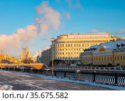Winter view of Kadashevskaya Embankment along Vodootvodny Canal in Moscow. Стоковое фото, фотограф Яков Филимонов / Фотобанк Лори