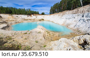 beautiful turquoise color of water in a kaolin quarry near the city of Kyshtym, Chelyabinsk region in Russia. Стоковое фото, фотограф Акиньшин Владимир / Фотобанк Лори