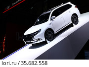 Mitsubishi Outlander PHEV (2019 год). Редакционное фото, фотограф Art Konovalov / Фотобанк Лори