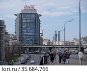 Реклама Coca Cola на здании бизнесцентра "Дом Парк Культуры" на Зубовском бульваре (2021 год). Редакционное фото, фотограф Сайганов Александр / Фотобанк Лори