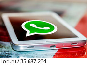Крупный план приложения WhatsApp на экране сотового телефона (2021 год). Редакционное фото, фотограф Сергеев Валерий / Фотобанк Лори