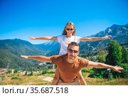 Beautiful happy family in mountains in the background of fog. Стоковое фото, фотограф Дмитрий Травников / Фотобанк Лори