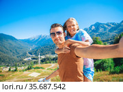 Beautiful happy family in mountains in the background of fog. Стоковое фото, фотограф Дмитрий Травников / Фотобанк Лори