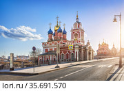 St. George Church on Varvarka Street in Moscow (2021 год). Стоковое фото, фотограф Baturina Yuliya / Фотобанк Лори