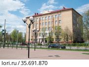 Украшенная к 9 Мая средняя общеобразовательная школа № 13 в городе Электростали Московской области. Редакционное фото, фотограф Кузин Алексей / Фотобанк Лори