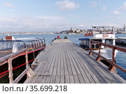 Севастополь. На пирсе (2021 год). Редакционное фото, фотограф Илюхина Наталья / Фотобанк Лори