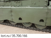 Новая российская самоходная 152-мм гаубица 2С19М2 "Мста-СМ" на полигоне Алабино, Международном военно-техническом форум "Армия-2019" в парке "Патриот", Московская область, вид на гусеницу. Редакционное фото, фотограф Малышев Андрей / Фотобанк Лори