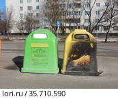 Контейнеры для раздельного сбора мусора. Уральская улица. Район Гольяново. Город Москва (2021 год). Редакционное фото, фотограф lana1501 / Фотобанк Лори
