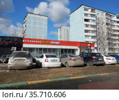 Ветклиника "Био Вет", универсам "Магнит" (Алтайская улица, 17а). Девятиэтажный четырёхподъездный панельный жилой дом серии I-515/9Ш (Алтайская улица, 19). Район Гольяново. Город Москва (2021 год). Редакционное фото, фотограф lana1501 / Фотобанк Лори
