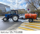 Трактор МТЗ 82.1 с бочкой производит полив улиц (2021 год). Редакционное фото, фотограф Мария Кылосова / Фотобанк Лори