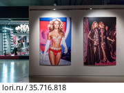 Фотографии моделей в нижнем белье. "Рассел Джеймс. Десять лет за кулисами Victoria's Secret Fashion Show". Выставка в Музее современного искусства Эрарта. Санкт-Петербург (2020 год). Редакционное фото, фотограф Румянцева Наталия / Фотобанк Лори