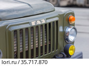 Капот грузового автомобиля ГАЗ 53 А (Горьковский автомобильный завод) крупным планом. Россия (2021 год). Редакционное фото, фотограф Grigory_Gez / Фотобанк Лори